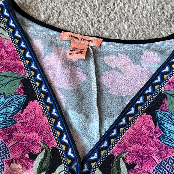 Flying Tomato size large floral top - Picture 2 of 2